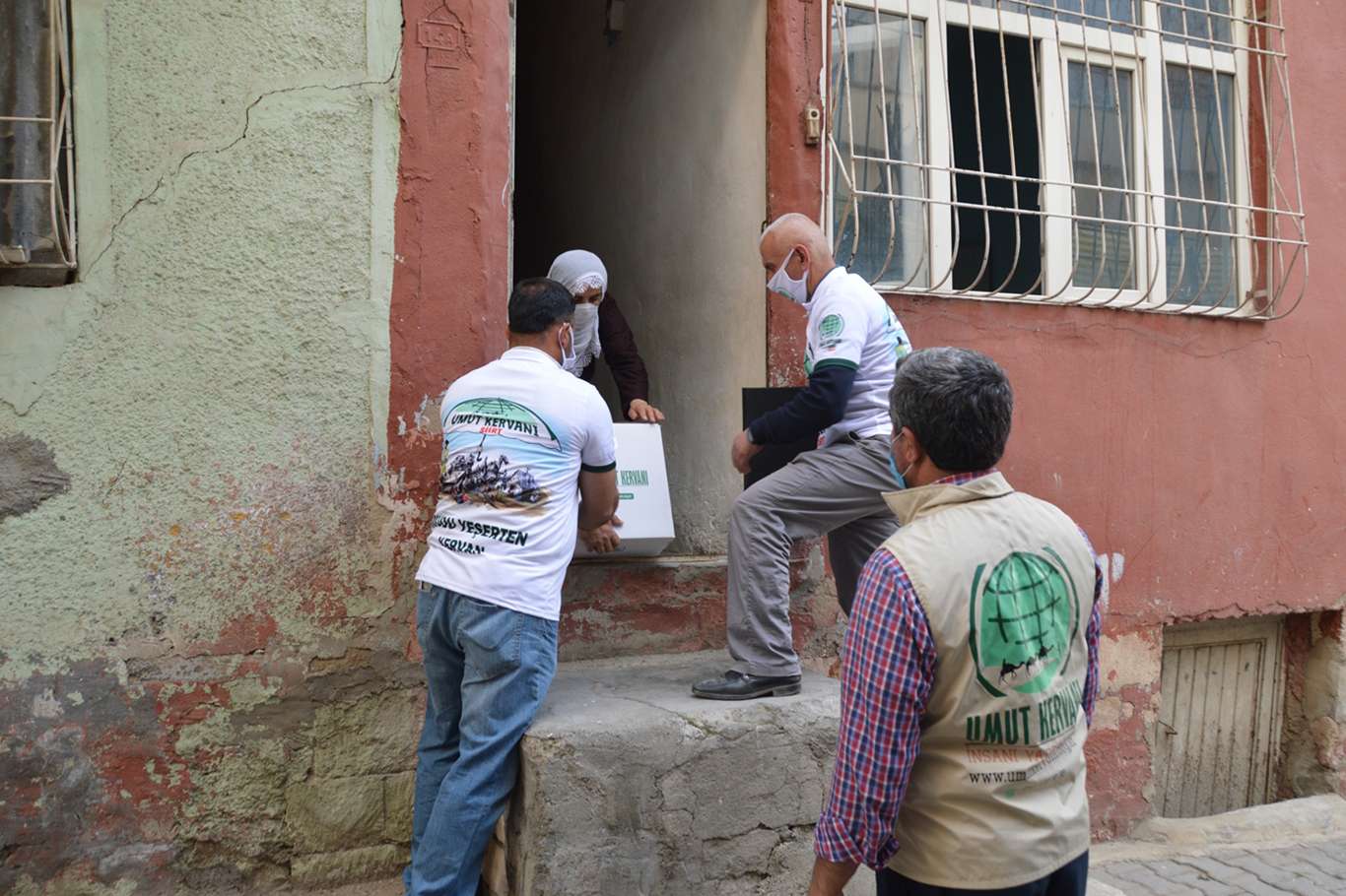 Umut Kervanı Siirt'te Ramazan ayı öncesi yüzlerce aileye yardım ulaştırdı